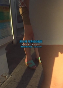 包臀裙少妇在车站等公交车 腿并的很紧【MP4/44M】黑丝铺出品
